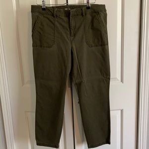 Women’s plus size pixie pants.
